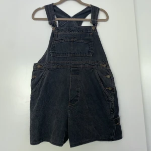 Vintage hängselbyxor  - Säljer dessa superfina vintage hängselshorts från beyond retro. Material: jeans. Stl står inte men skulle gissa S/M. Färg: mörkare grå. Nypris: 249 kr (Prislappen finns kvar). Men säljer för 150 kr :) skriv om du har frågor✨