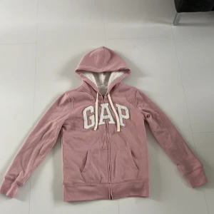 Gap siptröja - Denna Gap tröja är inte andvänd mer än 1 gång och nästan helt ny, ordinarie pris 300 och jag säljer för 150