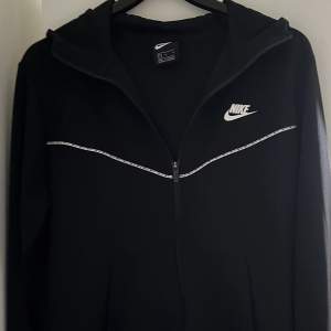 Hej…denna snygga Nike hoodie är nu till salu. Tog en storlek större för att växa i den, men gjorde desvärre inte det. Den är köpt på JD sports i Sthlm och den tillhör egentligen en tracksuit, men jag köpte aldrig byxorna. Den är ej så mycket använd.