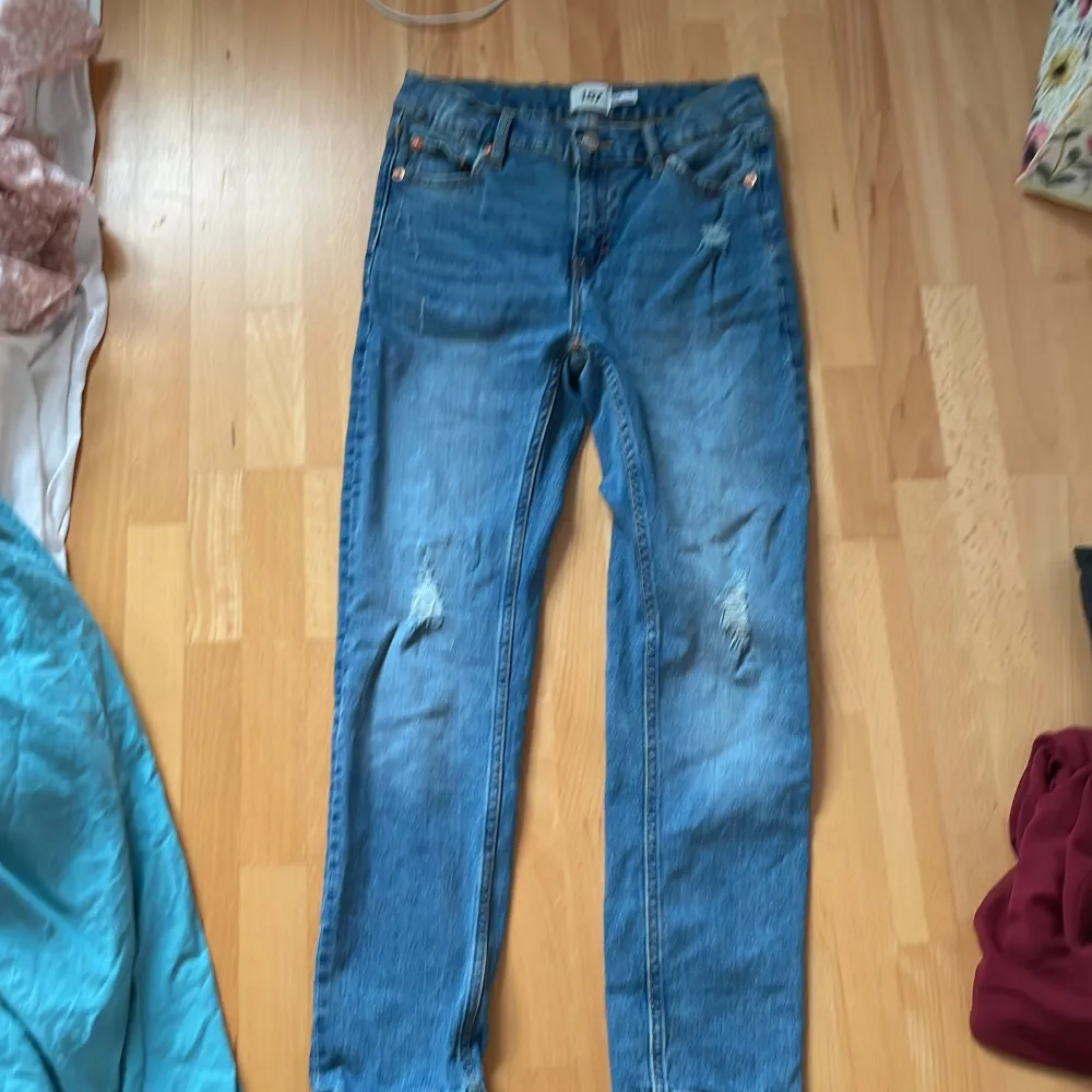 Blåa jeans med lite hål i sig. Aldrig använda.. Jeans & Byxor.