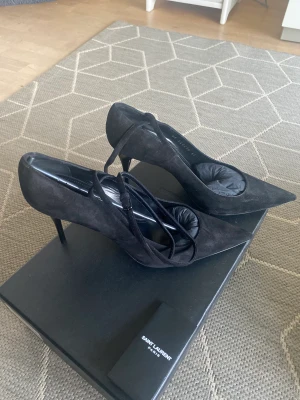 Klackskor - Säljer mina helt oandvända saint laurent klacksor, de va tyvär förstora på mig. Vid många intressen kommer jag starta budgivning❤️De är köpta för  cirka 9500kr