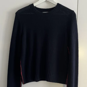 Stickad tröja från From Future - Kashmirtröja från From Future. Använd fåtal gånger. Nypris ca 1500. Röda detaljer.