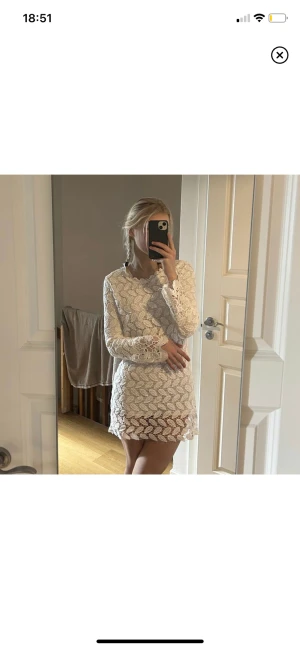 Vit klänning - Jättefin vit spetsklänning köpt här på plick som tyvärr ej passade! (Lånad bild) xs/s