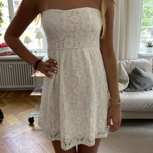 Vit sommar klänning  - Super fin vit klänning perfekt till skolavslutningen 💖💖