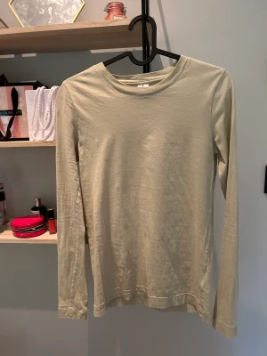 Långärmad tröja - Säljer denna oanvända långärmade tröja i en jätte fin ljus grön färg💚är från arket och är i storlek Xs, skeiv för flera frågor eller bilder på😁