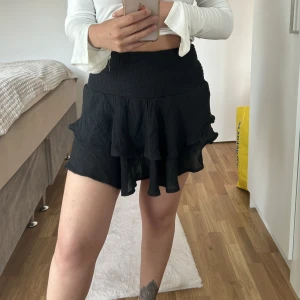 Kjol  - Volang kjol i storlek M med sitter som en S. 