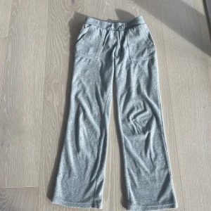 Gråa Juicy couture byxor - Gråa Juicy couture byxor köpta här på plick. I storlek 10/11 som motsvarar 140 cm. Sparsamt använd.Inga fläckar eller något. Säljs pågrund av att dem inte används.❤️❤️ SÅLDA