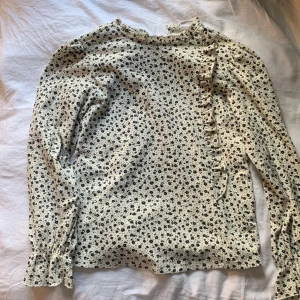 Fin sommar blus! - En gräddvit blus med svarta blommor på, fint skick och använd ca 2 gånger. Kommer ifrån zara och är i storlek S