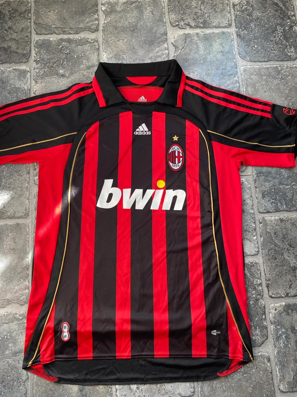 ⚽️🎁Sjukt snygg AC Milan fotbollströja från 06/07 säsongen när bland annat Pirlo och Kaká spelade⭐️ Ställ gärna frågor om ni undrar något🤝. T-shirts.