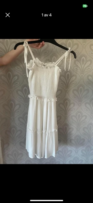 Sommarklänning  - Knappt använd jättefin sommarklänning från Bubbleeoom. XXS, vit . 200 kr plus frakt 🩵