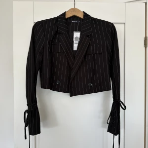Croppad kavaj - Fin croppad kavaj från Gina Tricot, storlek 38. Aldrig använd! Köpt för 599:-