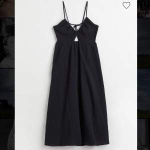 Svart klänning från H&M med knytning där bak, använd ett fåtal gånger 🫶🏻 