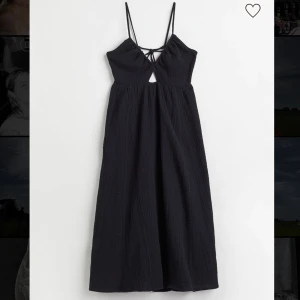 Klänning - Svart klänning från H&M med knytning där bak, använd ett fåtal gånger 🫶🏻 