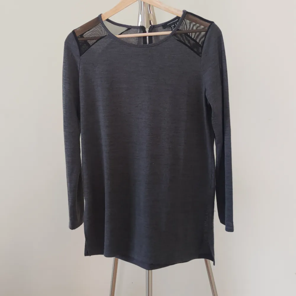 Gray rocky feeling blouse with zipper and black see-through shoulders. Blusar.