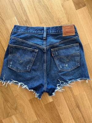 Shorts från Levi’s i nyskick. Stl W28. Frakt tillkommer. 