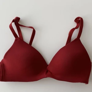 Röd bh - Vinröd bh från primark, använd men så gott som ny!