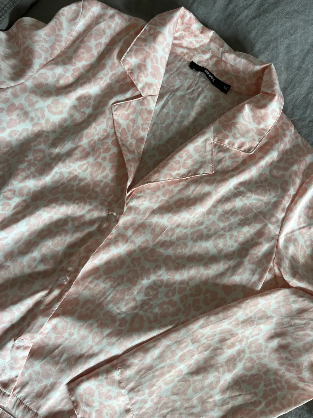 Superfin pyjamas i satinliknande tyg, väldigt fint skick 🩷  Första bilden är lånad! . Övrigt.