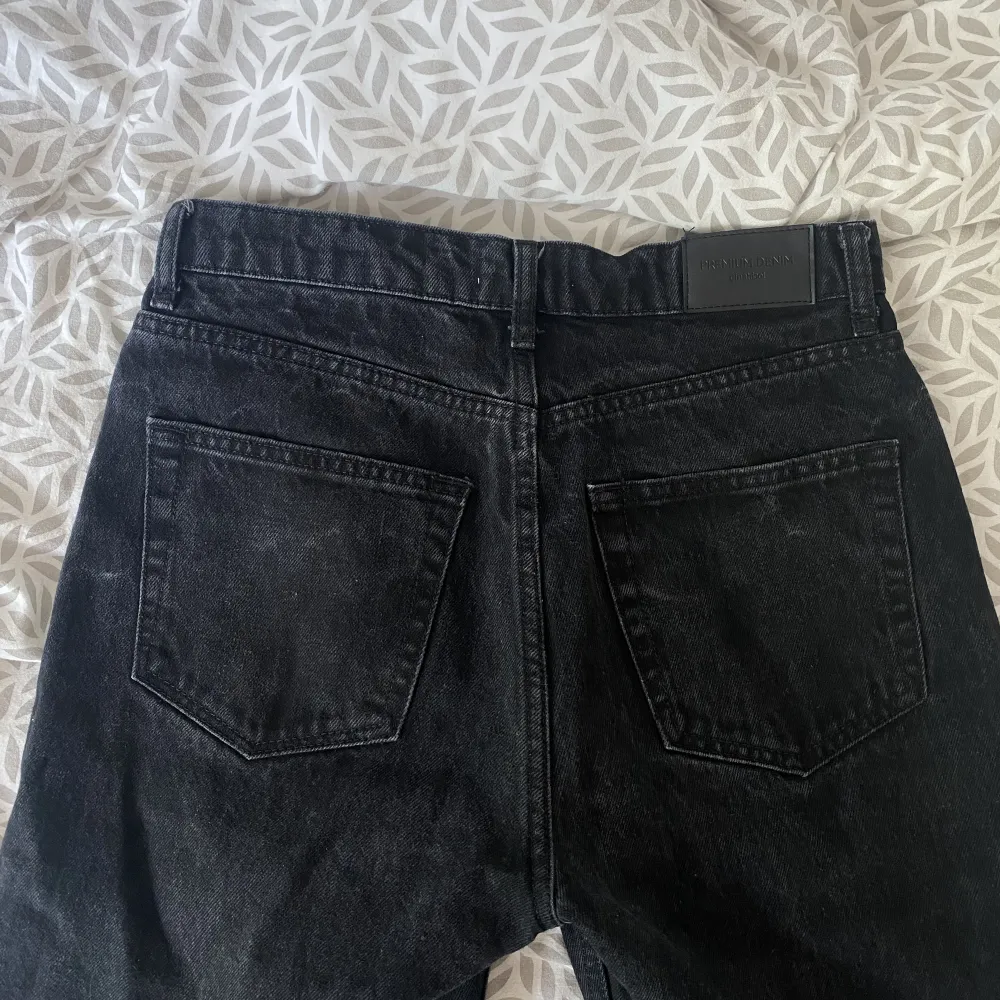Svarta Gina jeans med slits💕fint skick! skriv dm vid fler bilder eller info 🫶🏼. Jeans & Byxor.