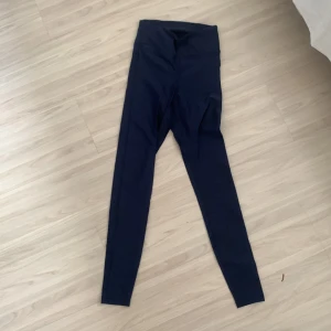 Träningsbyxor  - Marinblåa träningsbyxor har använt 6 gånger 