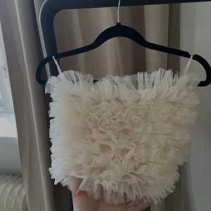 festtopp - aldrig använd. lite av volangen har släppt högst upp, se bild 3