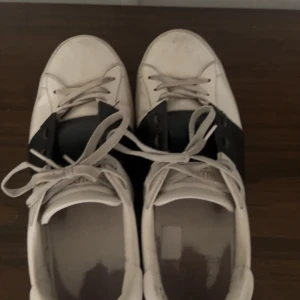 Valentino  - Säljer mina valentino skor sick 5/10 kom privat för mer bilder o vi kan diskutera om ett pris 