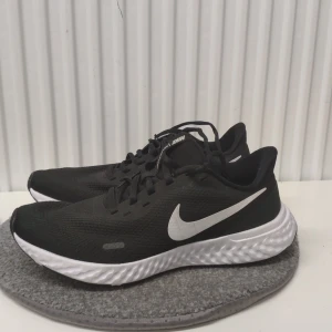 Nike Revolution 5 Svart - Tja! Har växt hur dessa fräna skor men tänkte det va synd o slänger för de är i bra skick med minimala tecken på användning. Priset är förhandlingsbart. Info om produkten: storlek: 40,5 EU längd: 25,5 cm, tillverkarde i Indonesien 2020.