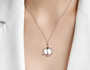 Halsband - Superfint halsband med hjärta som liknar de från Maria Nilsdotter. Nästan aldrig använt och jag kan skicka egna bilder💓