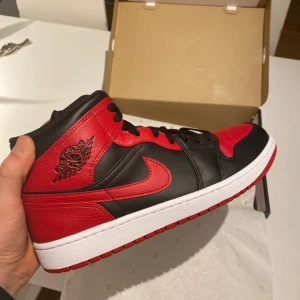 Jordan mid 1 ”banned - Skorna är helt oanvända, låda medföljer, skorna är i storlek 45.
