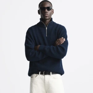 Stickad tröja med dragkedja  - Helt ny stickad tröja med dragkedja från zara i storlek M. Har använts en gång pga att den är för stor.  Hör av dig vid intresse eller fler frågor. Fler bilder finns privat😊