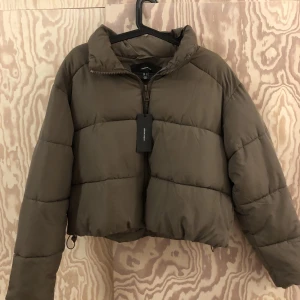 Pufferjacka Khaki - Superfin kort pufferjacka från VeroModa. Aldrig använd med prislapp kvar. Storlek M men passar både större och mindre beroende på vilken passform man vill ha💫