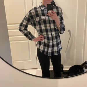 Skjorta - Svartvit skjorta från veromoda. Storlek xs. Använd 1 gång, tvättad 1 gång. Nyskick. 