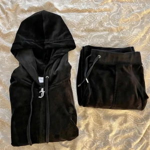 Juicy dress medium  - Svart juicy dress båda delar är medium och bra skick men använda några gånger endast. Kan tänka mig byten i m och byten med pengar emellan till mig. Inga skador 