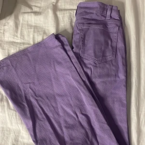 Jeans utsvängda  - Mina för små jeans hoppas nån kan ha dom