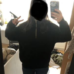 Stickad tröja  - Köpt på dazy, väldigt stretchig. Bra kvalitet och skick. Säljer för jag behöver pengar 😃❤️