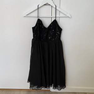 En svart supersöt klänning från Nelly i storlek 36. Köpt för några år sedan men aldrig använd. Säljer då jag rensat garderoben.