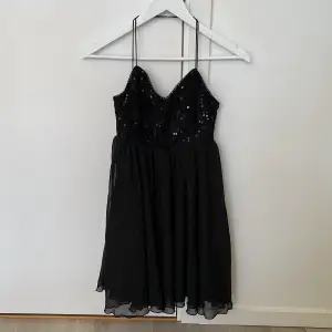 En svart supersöt klänning från Nelly i storlek 36. Köpt för några år sedan men aldrig använd. Säljer då jag rensat garderoben.