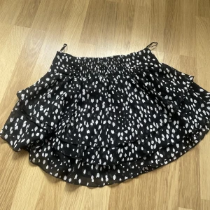 Volang kjol - Prickig volangkjol från Ginatricot i storlek 36. Nästan oanvänd 