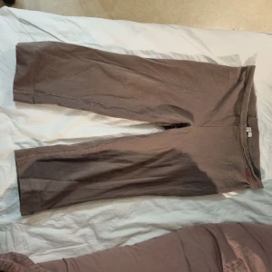 Trekvarts byxor mjuka XL - Står L men känns som XL. Du slipper genomskinligheten, bekvämt men de är för stora för mig nu.