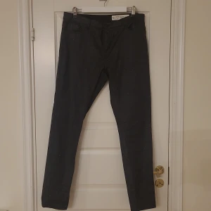 Festbyxor - Glittriga stretchiga festbyxor i skinny fit. Aldrig använda.