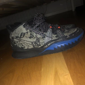Kyrie 7 - Säljer för dom är för små