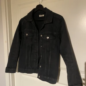 Jeansjacka  - Söt jeansjacka från Gina 😇💕 använd gärna ”köp nu” men tveka inte på att höra av dig om du har frågor☺️🙏