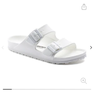 Birkenstock  - Säljer mina vita birkenstock då jag istället vill köpa ett par i en annan färg🤍 köpta förra sommaren, bra skick⚡️pris kan diskuteras vid snabbköp