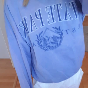 Sweatshirt  - En lila sweatshirt från pull&bear💕 Aldrig använd 