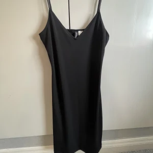 H&M klänning  - Klänning med strass stenar, storlek XS, aldrig använd 