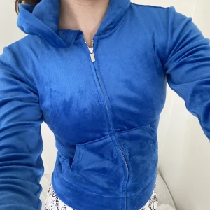 Velour tröja - Mysig mörkblå velour tröja från H&M som bara används en gång då färgen inte har kommit till användning. Ordpris 199 -:  Kom privat för vidare diskussion<3 