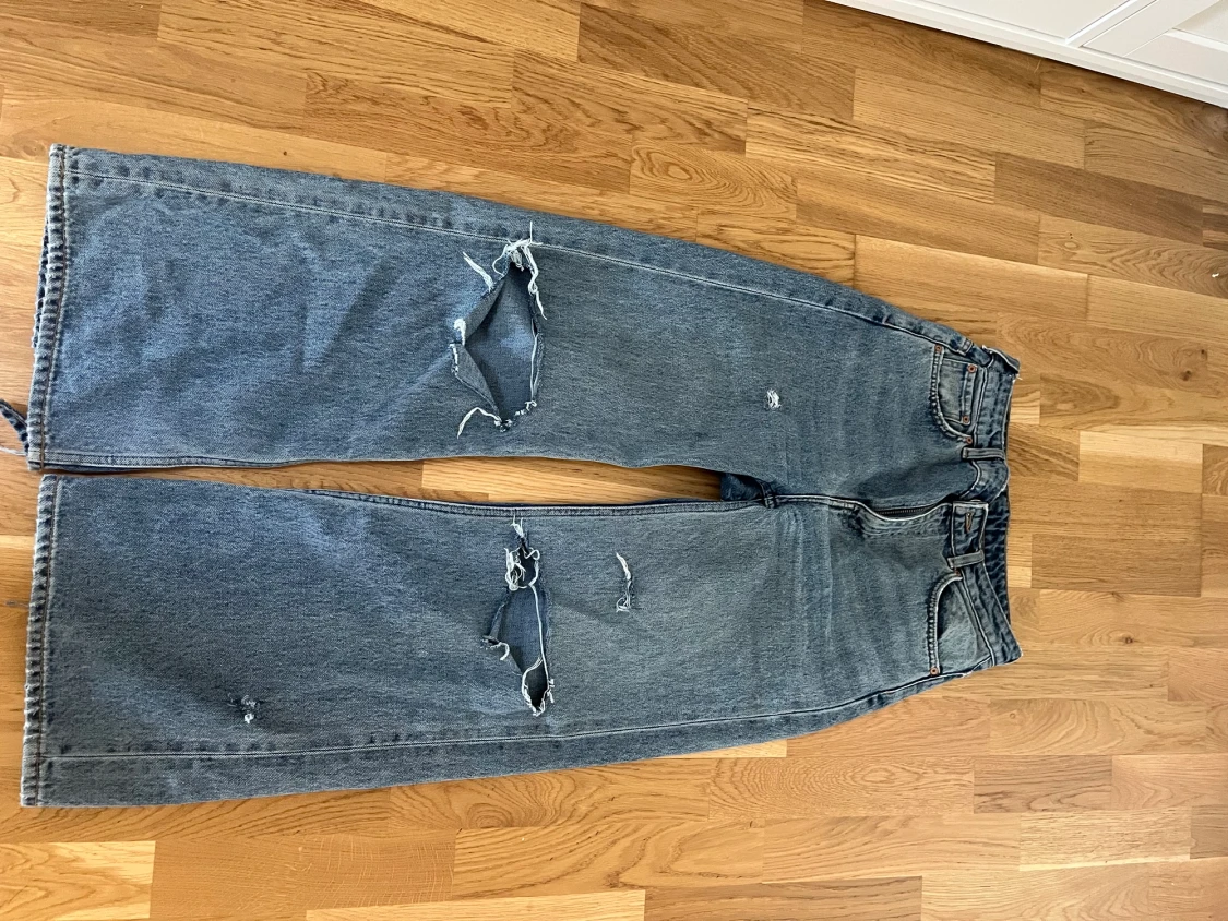 Blå slitna jeans 