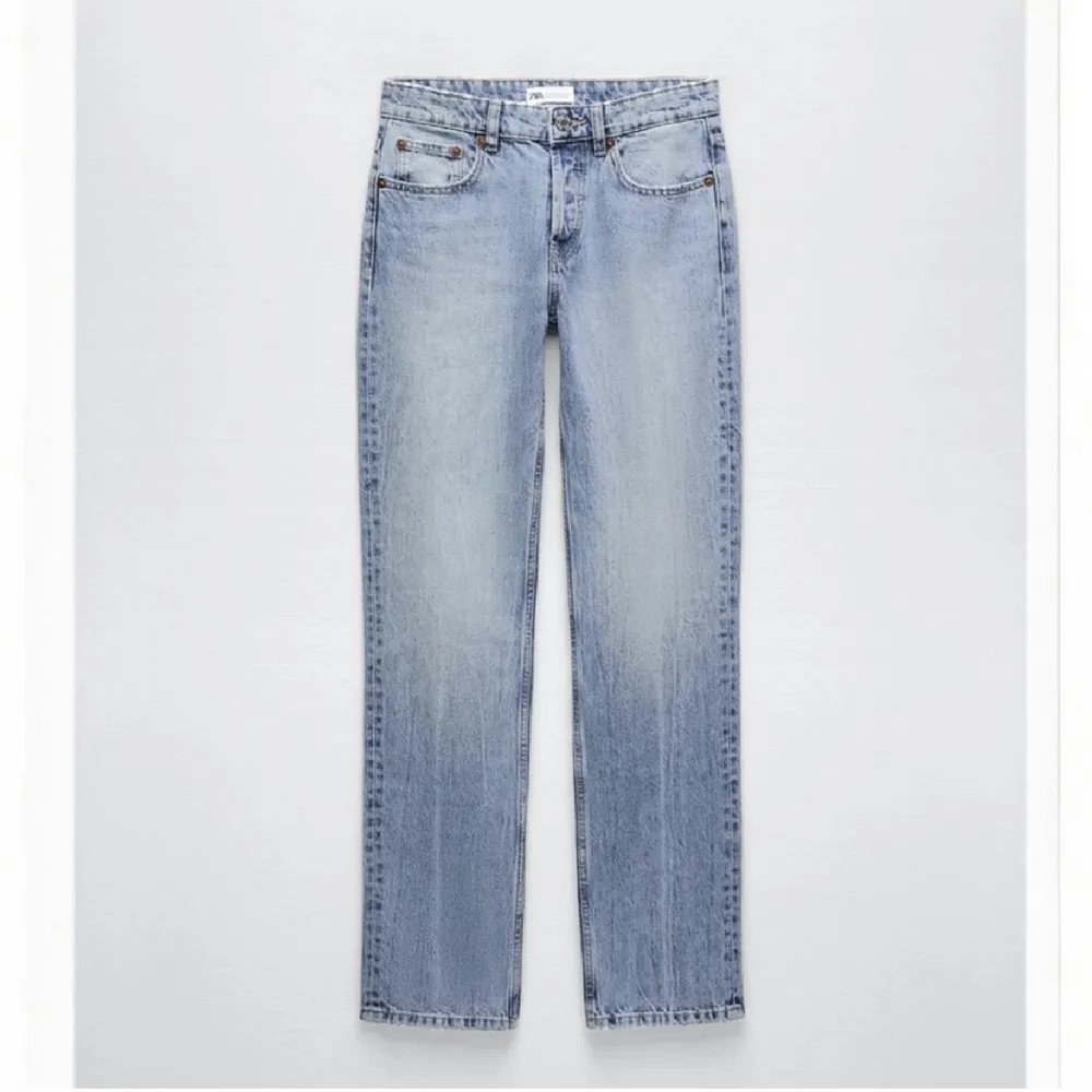 Säljer mina snygga mid rise jeans från Zara i storlek 34! Säljer då de är lite små på mig🙏🏼 Sparsamt använda. Jeans & Byxor.