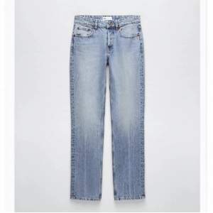 Säljer mina snygga mid rise jeans från Zara i storlek 34! Säljer då de är lite små på mig🙏🏼 Sparsamt använda