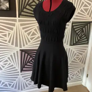 Super fin klänning från Dagmar storlek 38, svart stickad. Används bara en gång