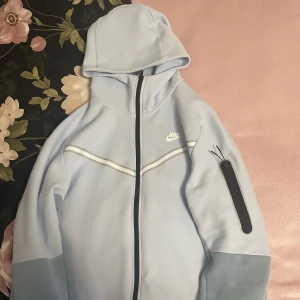 Nike Tech Hoodie  - Säljer min Tech hoodie då den är för stor för mig. Mycket bra skick! Köpt från Nikes hemsida för 1,2.